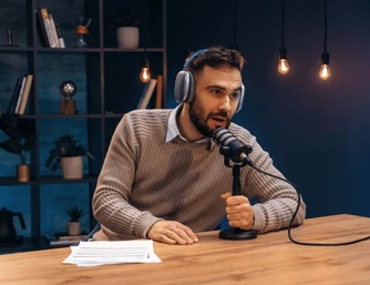 Person podcast